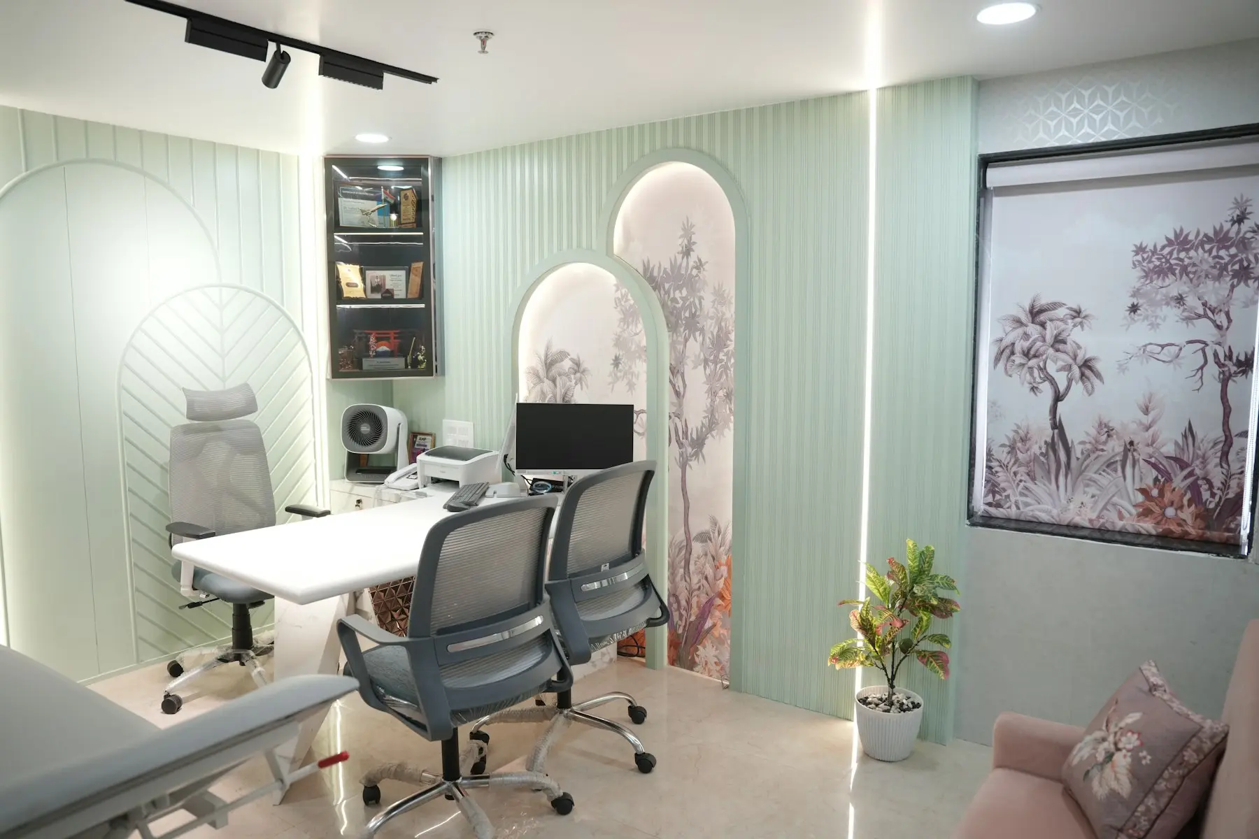 Salle de consultation médicale au design soigné avec bureau et espace d'accueil