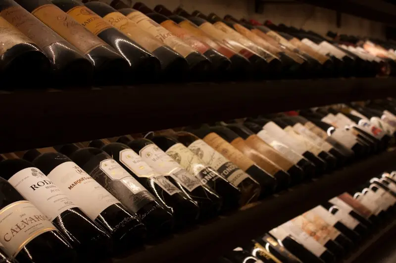Rayonnage de cave à vin avec bouteilles alignées chez un caviste passionné