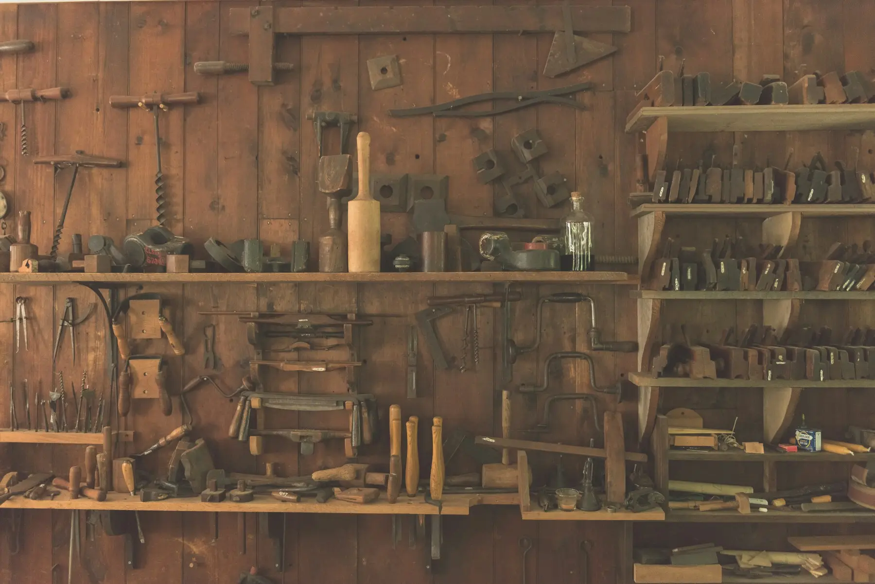 Mur d'outils traditionnels d'artisanat d'art