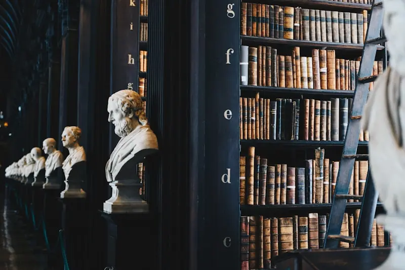 Bibliothèque juridique avec bustes et livres anciens pour cabinet d'avocat