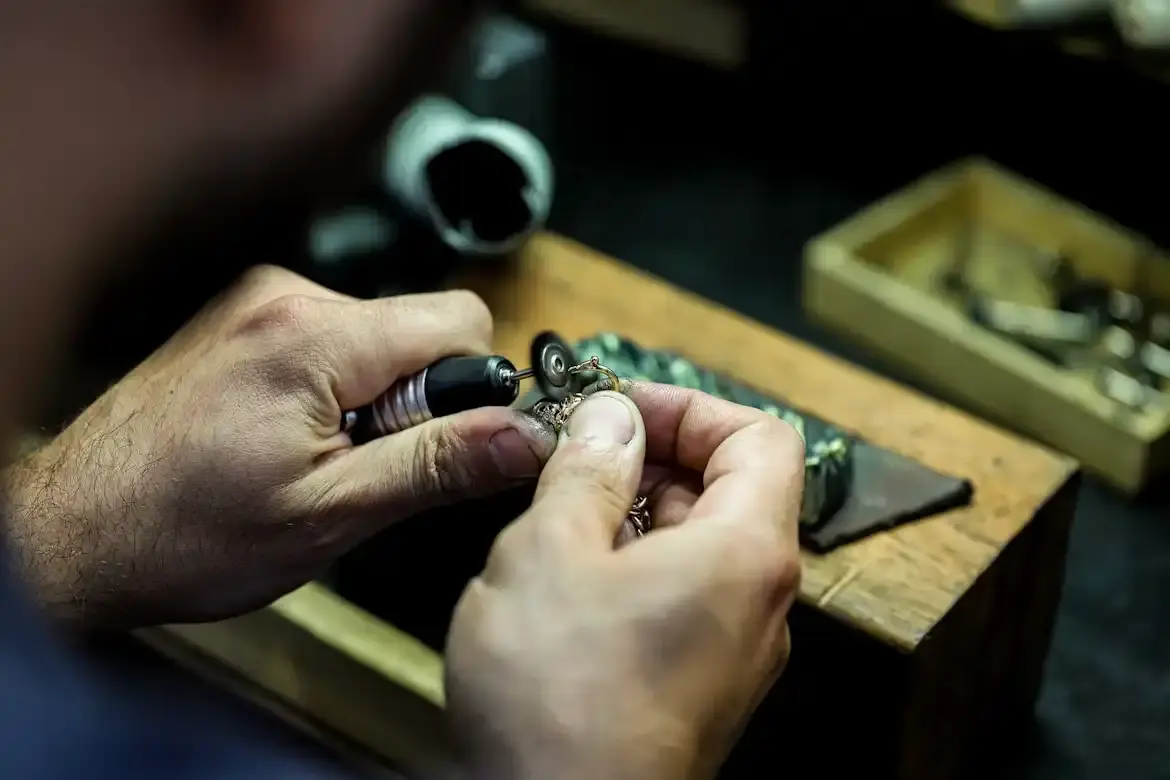 Création de site internet pour bijoutier artisan : gros plan sur le polissage d'une bague à la main