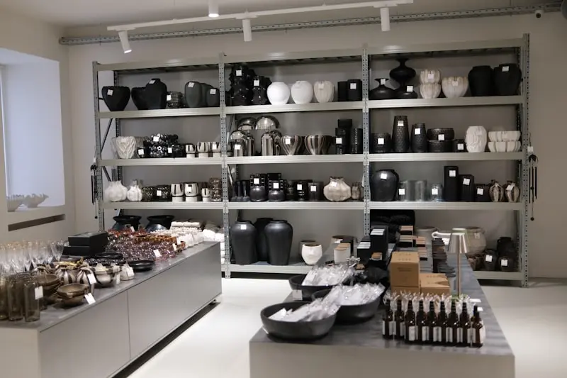 Rayonnages métalliques garnis de vases et céramiques dans une boutique de décoration intérieure