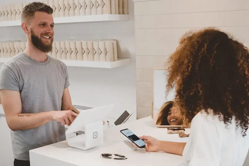 Création de site internet pour boutique, client réglant son achat par carte en caisse