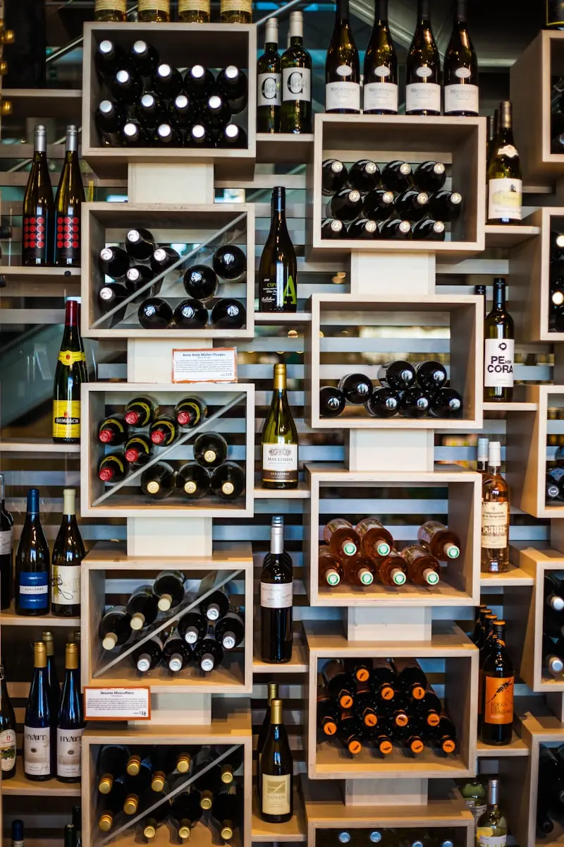 Casiers en bois abritant une sélection de vins, visuel pour un site internet dédié à un caviste