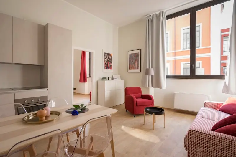 Salon cosy et cuisine ouverte d'un appartement déniché par un chasseur immobilier