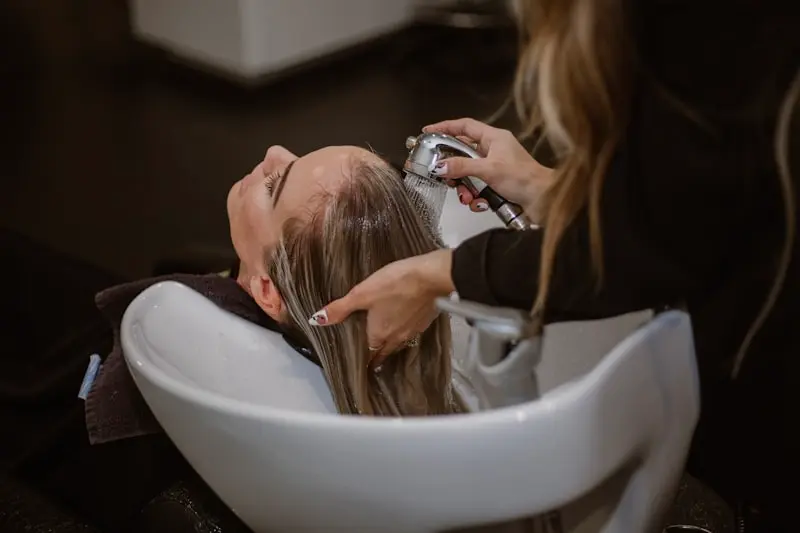 Cliente recevant un shampooing dans un salon de coiffure - création site internet coiffeur