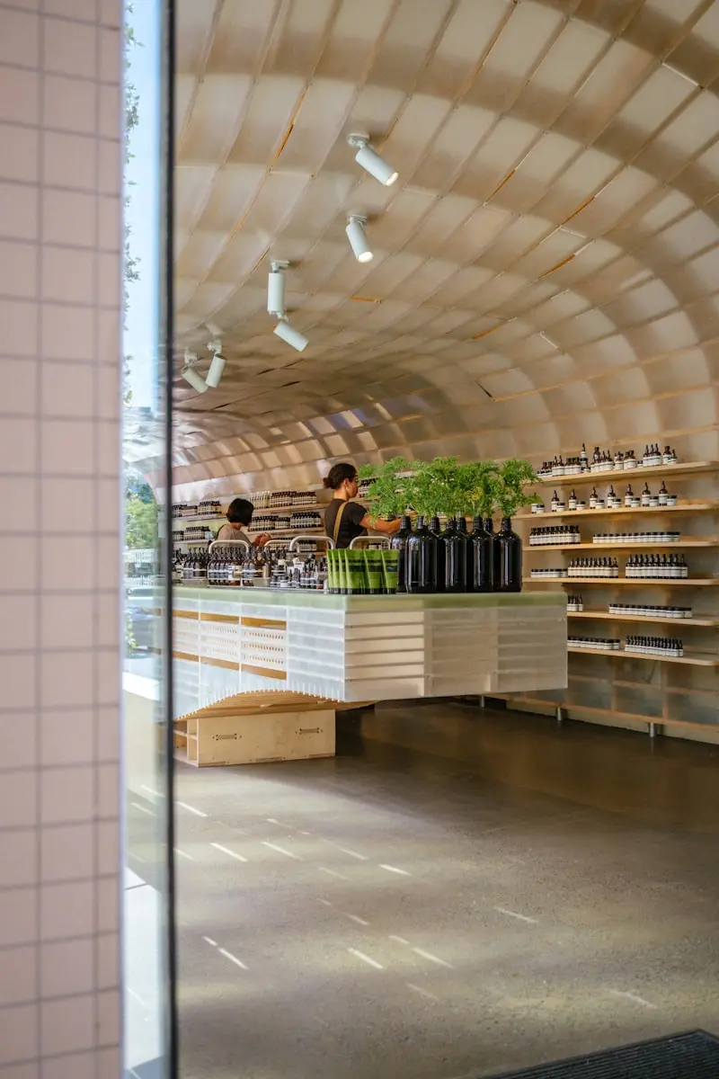 Espace de concept store à l'architecture courbe en bois, exemple pour un site internet design