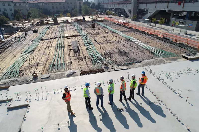 Équipe de constructeurs sur un chantier de dalle en béton, site internet pour constructeur