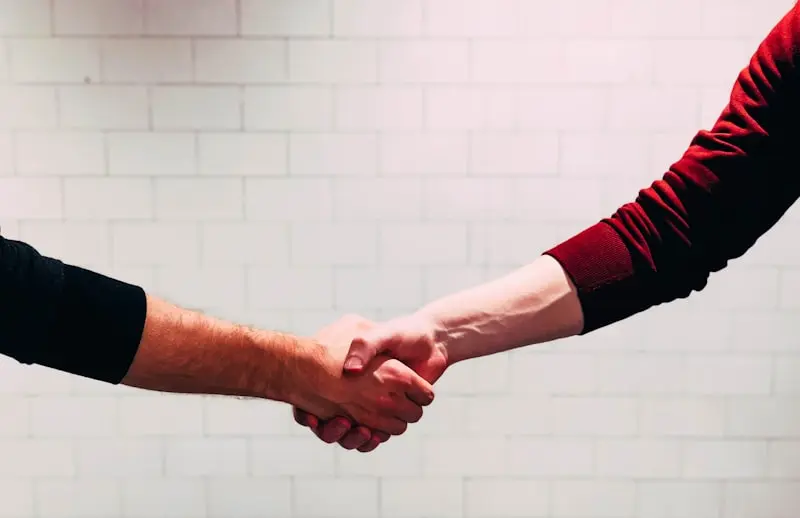 Poignée de main scellant un accord entre un courtier immobilier et son client