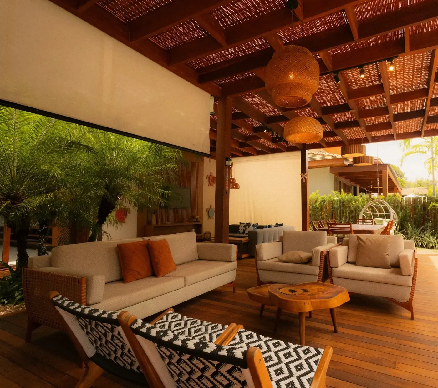 Terrasse couverte aménagée par un designer d'espaces, mobilier lounge et pergola en bois