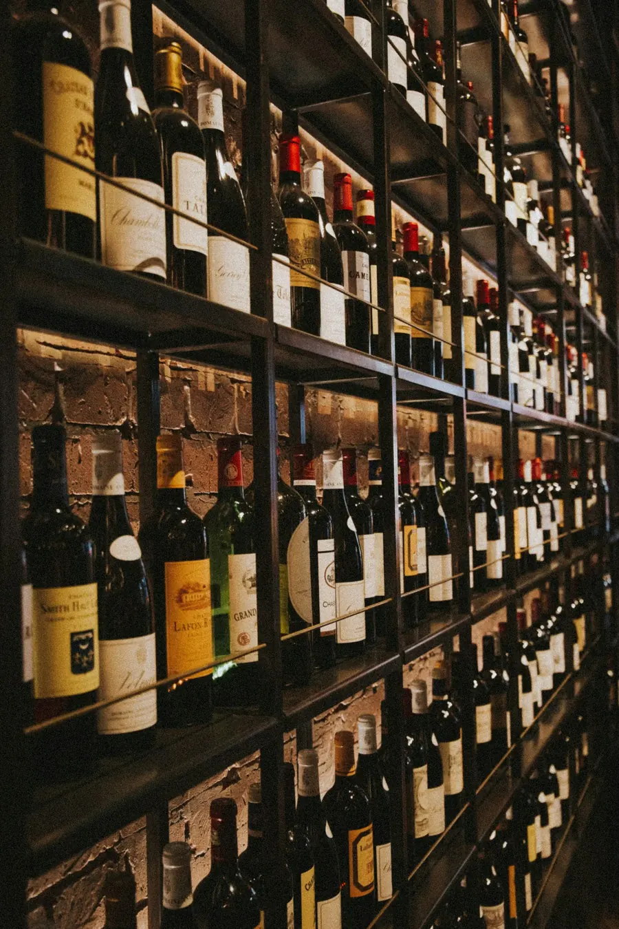 Mur de bouteilles de vin en épicerie fine, visuel pour un site internet de commerce spécialisé
