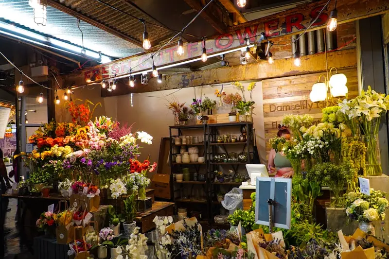 Étal de fleuriste garni de bouquets colorés, exemple pour un site internet de boutique florale