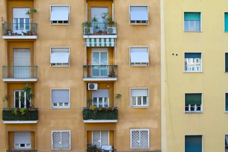 Façade d'immeuble avec balcons fleuris, entretenue par un gestionnaire locatif