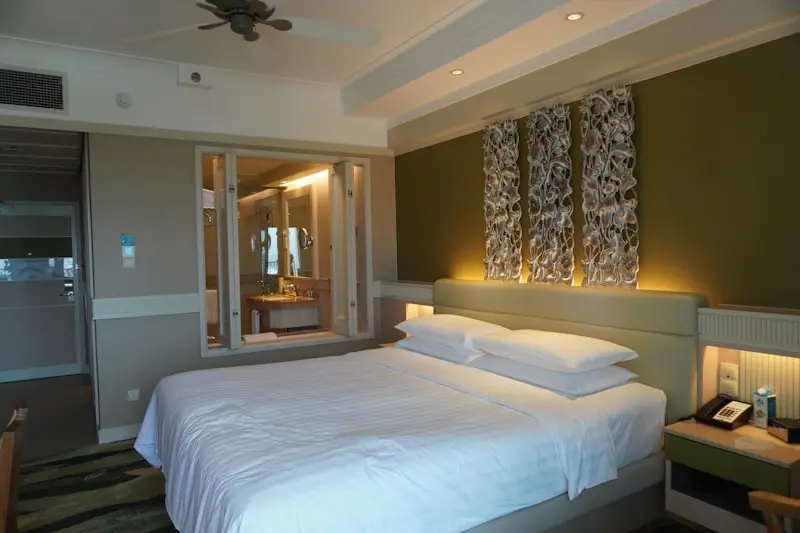 Chambre moderne d'hôtel indépendant avec lit double et salle de bain attenante, création site internet hôtel