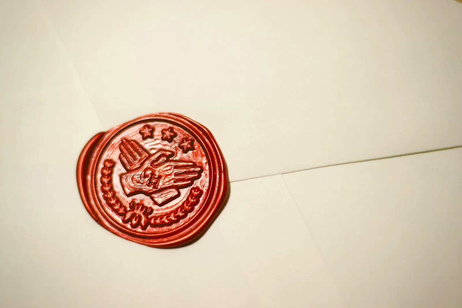 Gros plan sur un cachet de cire rouge scellant un document d'huissier de justice