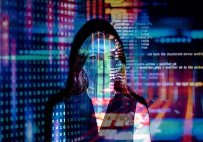 Portrait en double exposition d'une femme mêlé à du code informatique, création site internet identité numérique