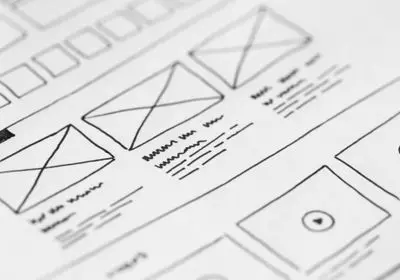 Croquis de wireframe dessiné à la main sur papier pour une maquette de site, création site internet