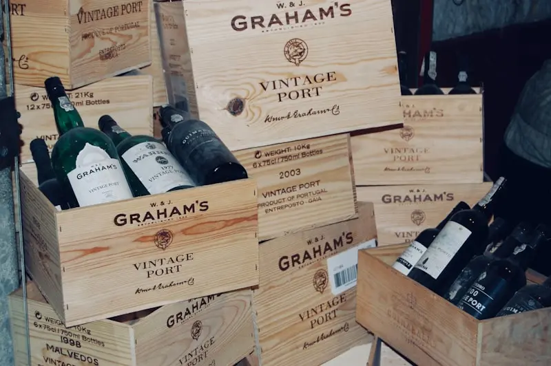 Caisses en bois de vins de négoce empilées, prêtes pour la distribution d'un négociant en vins