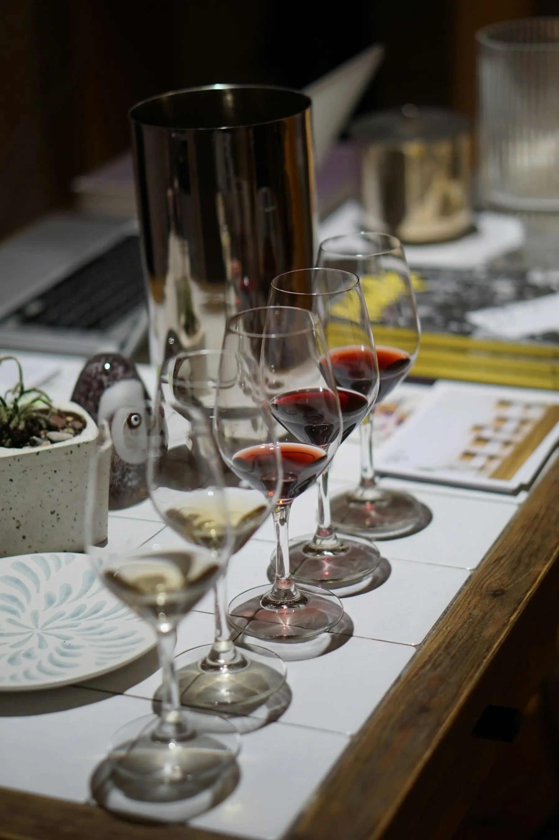 Verres de vin alignés pour une séance de dégustation professionnelle d'un œnologue