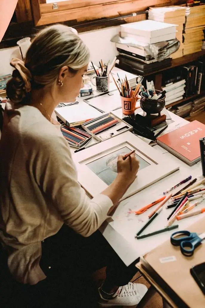Création de site internet pour peintre : artiste réalisant un portrait aux crayons de couleur