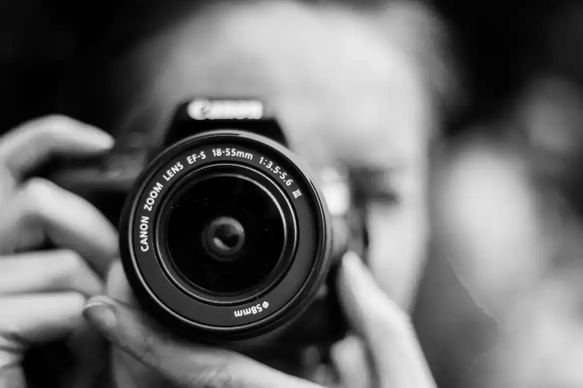 Création de site internet pour photographe : gros plan noir et blanc sur un objectif Canon