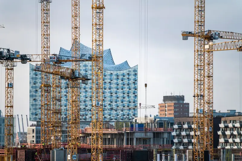 Grues de chantier sur un grand projet de promotion immobilière urbaine