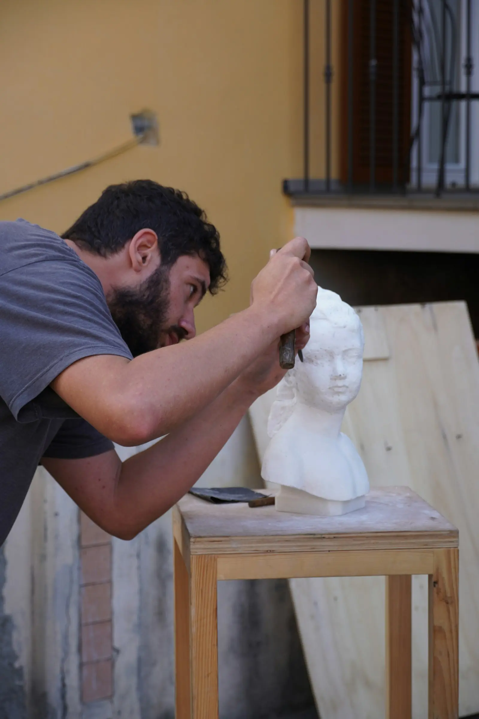 Création de site internet pour sculpteur : ciselage minutieux d'un buste en marbre blanc