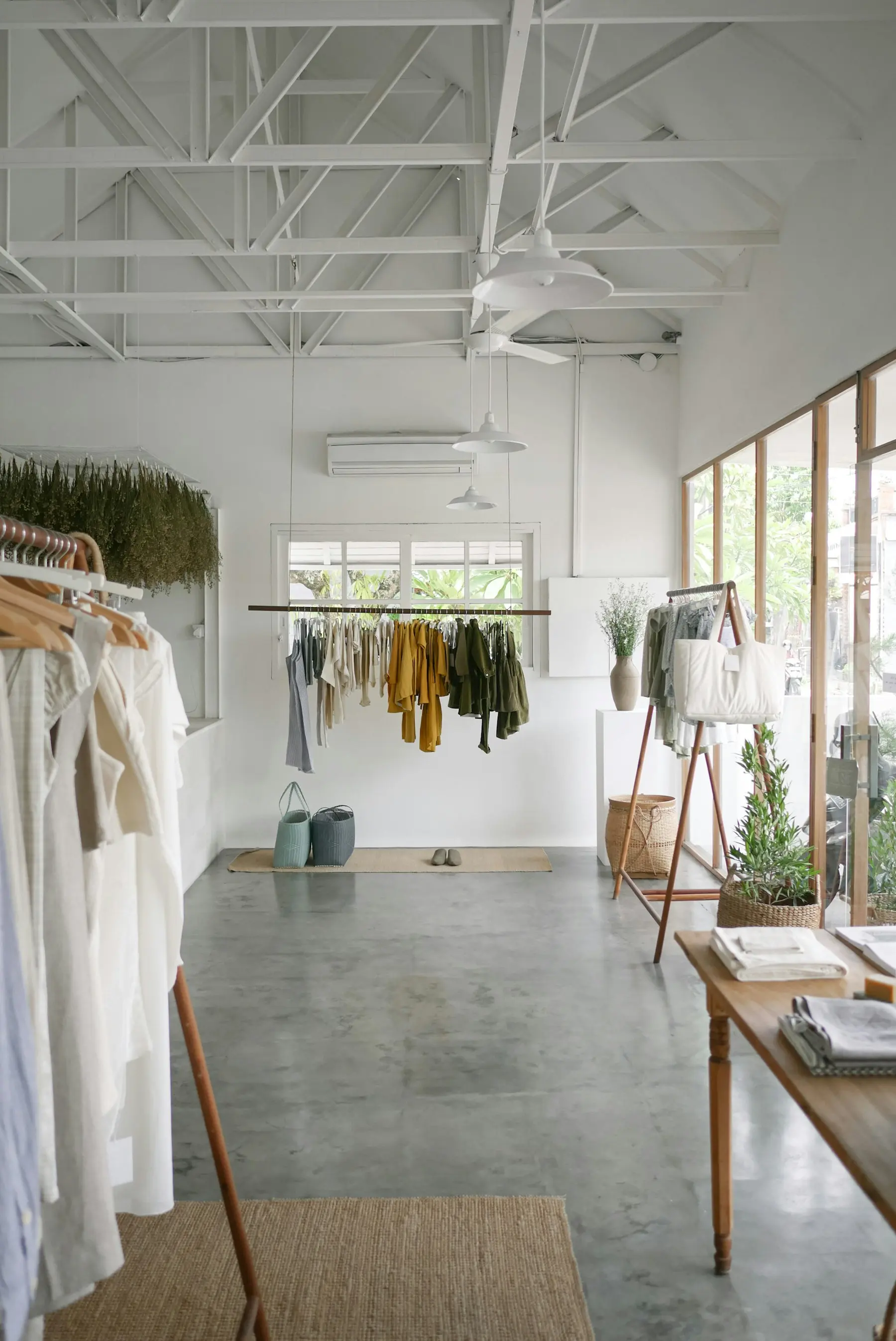 Boutique lumineuse et minimaliste avec portants de vêtements