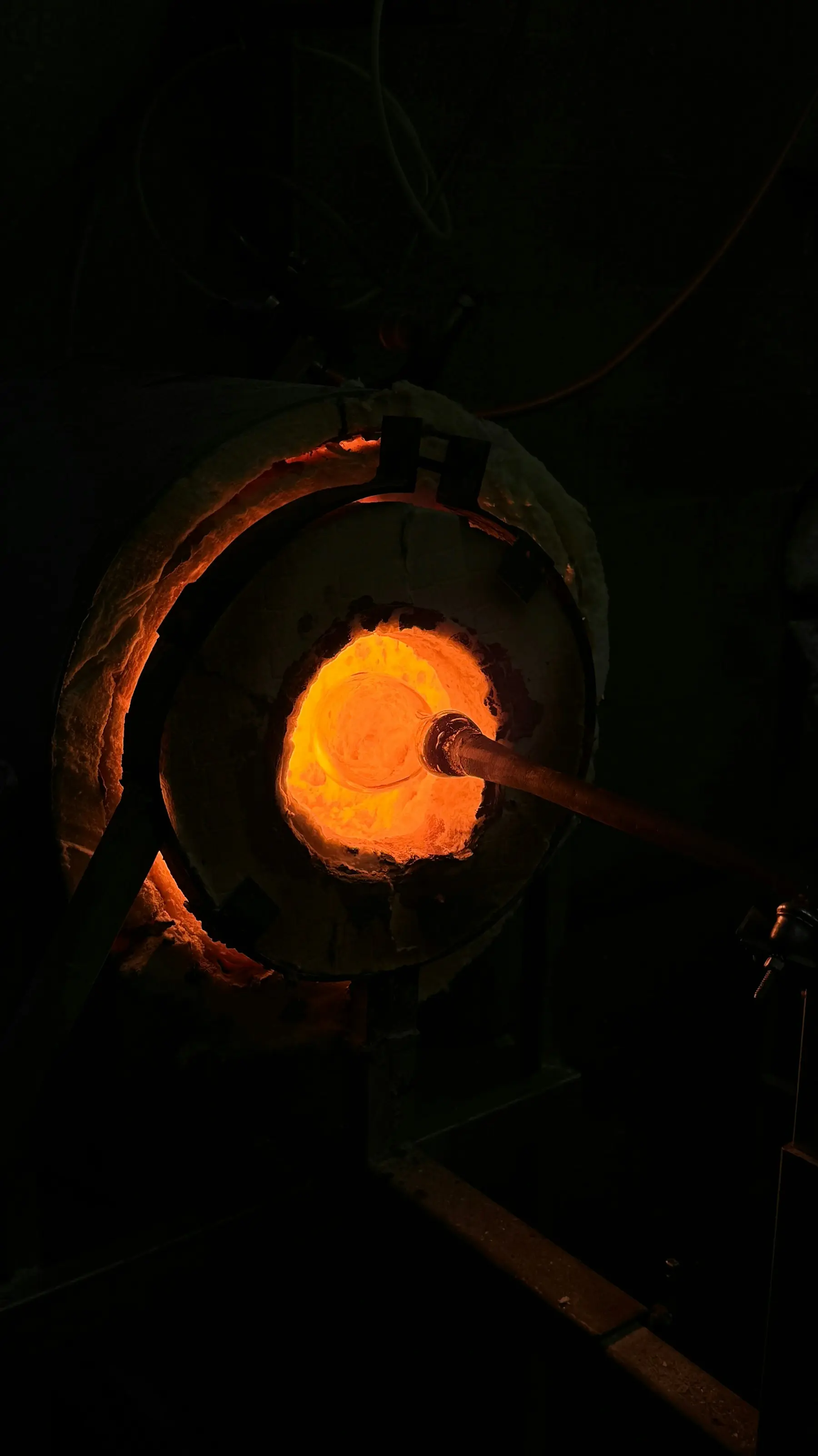 Verre en fusion dans un four de verrier, image pour la création de site internet d'artisan verrier