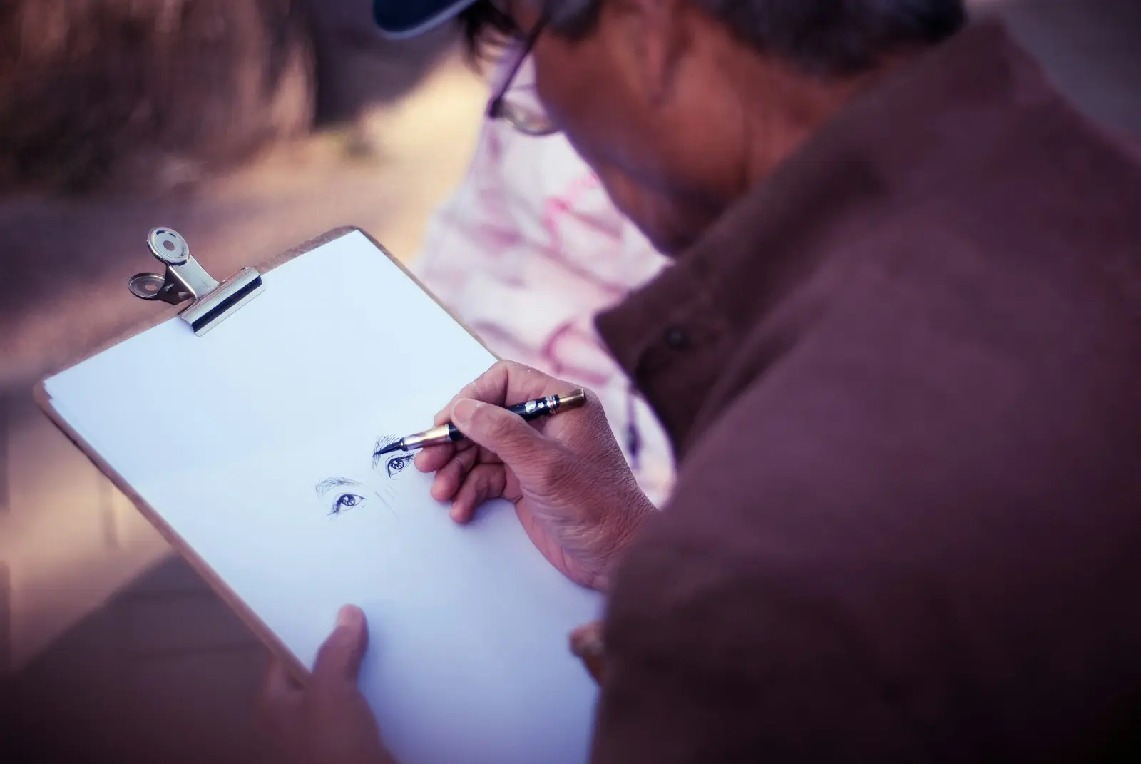 Croquis technique dessiné à la main par un expert lors d'une analyse minutieuse