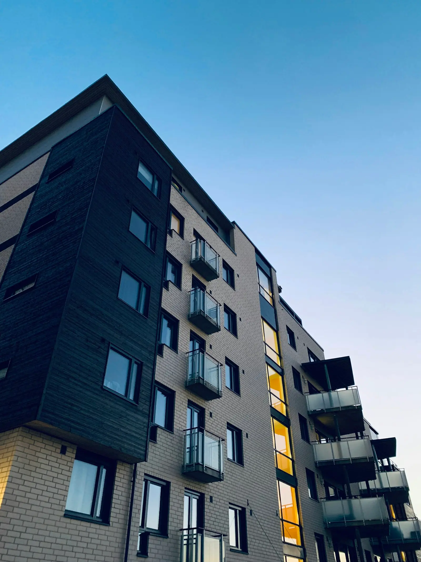 Vue en contre-plongée d'un immeuble résidentiel moderne géré par un gestionnaire locatif