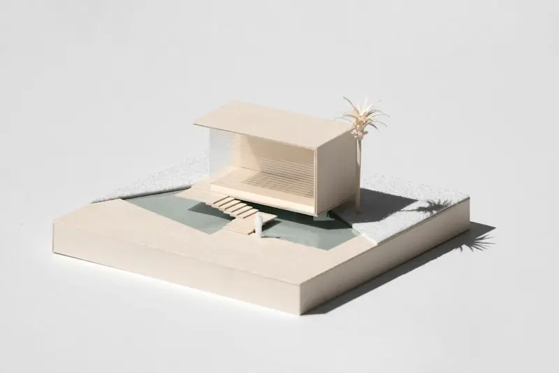 Maquette d'architecture en bois représentant une villa avec piscine et palmier