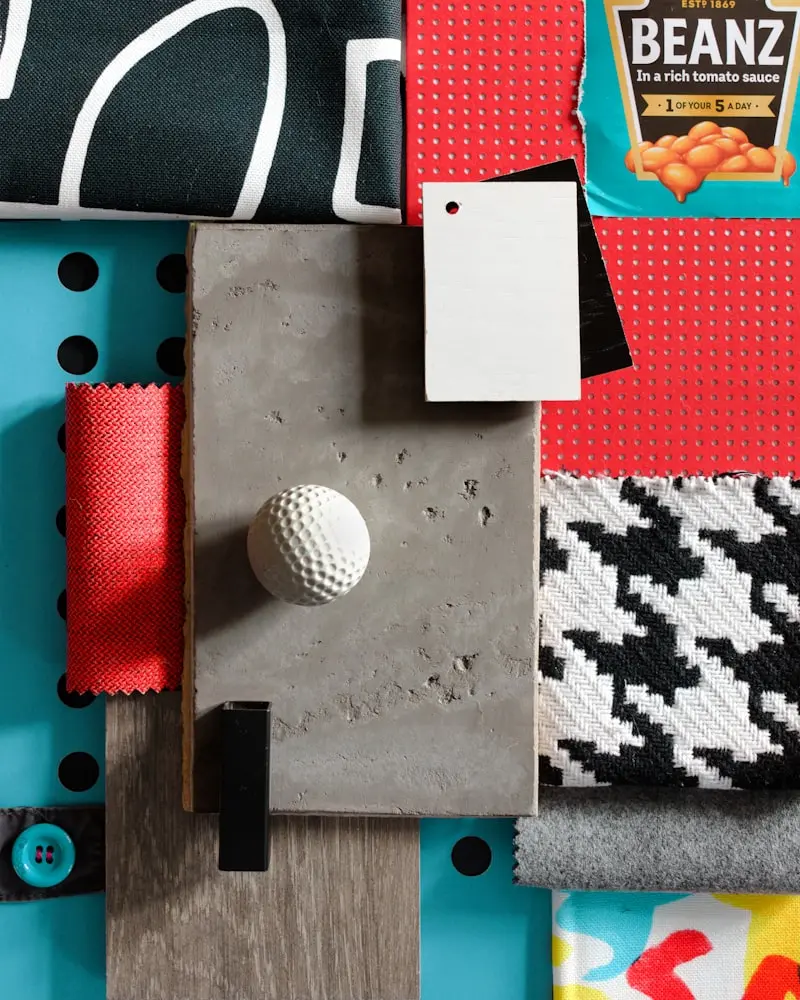Planche d'inspiration avec échantillons de tissus, béton et couleurs pour un projet de décoration