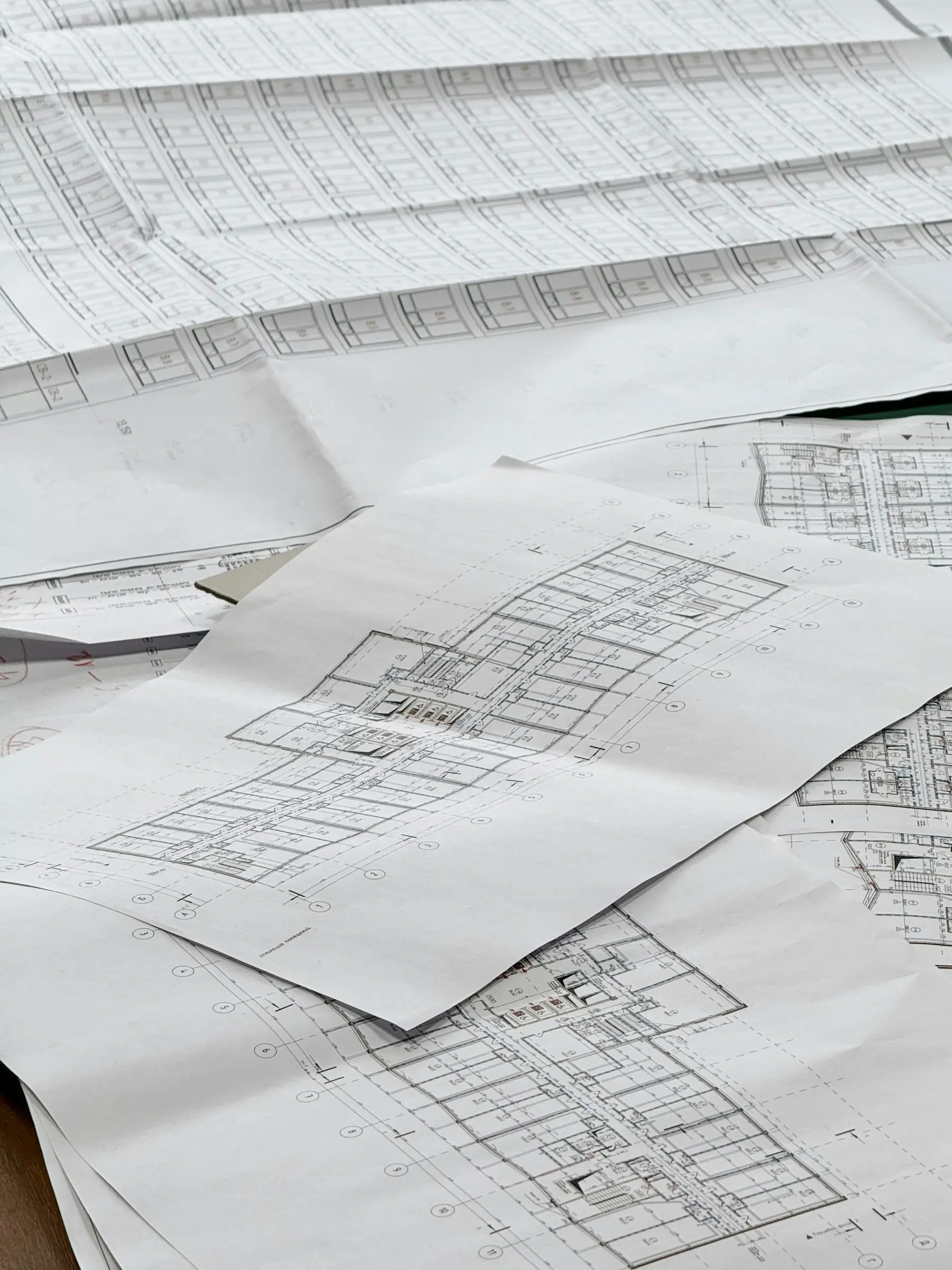 Empilement de plans d'architecture et de façades pour un projet immobilier