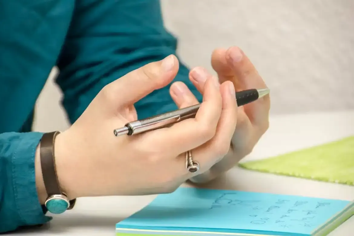 Psychologue prenant des notes sur un carnet pendant une séance de thérapie