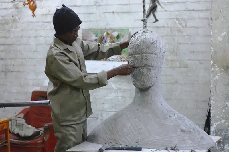 Sculpteur façonnant un buste en plâtre dans son atelier de création
