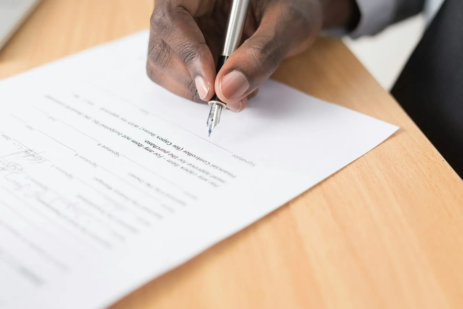 Signature d'un contrat de prêt au stylo plume par l'intermédiaire d'un courtier immobilier