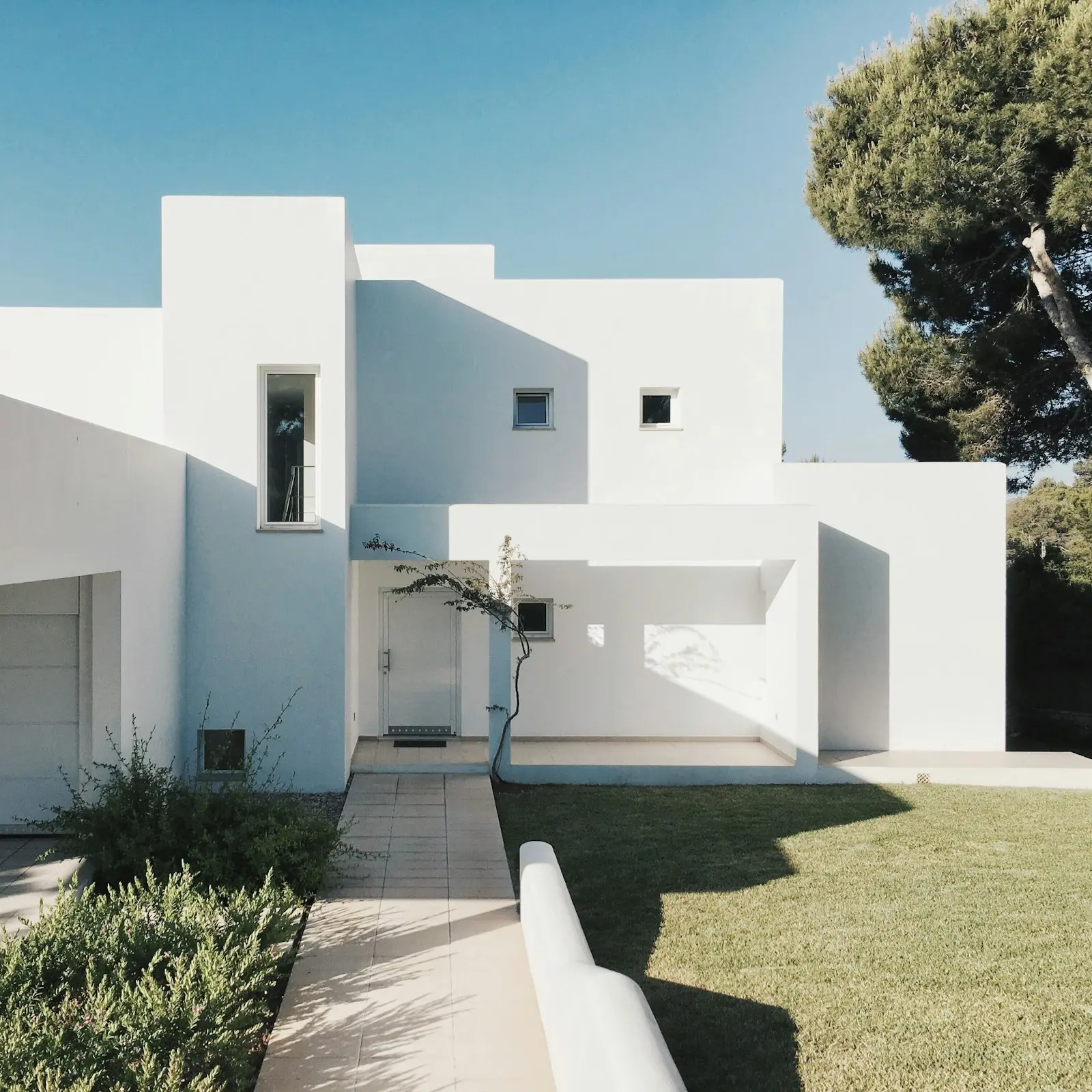 Villa contemporaine blanche avec jardin, patrimoine immobilier