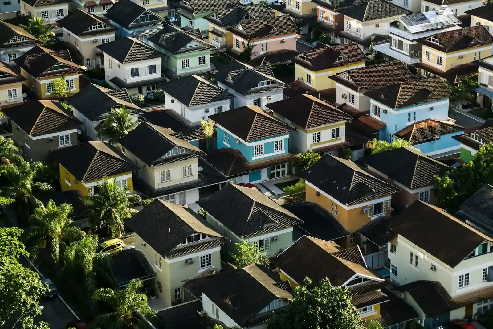 Vue aérienne d'un quartier résidentiel aux toits de tuiles et maisons colorées