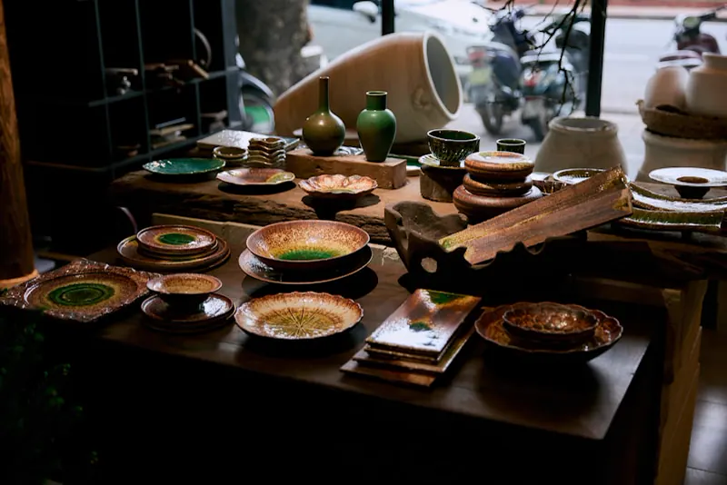 Assortiment de bols et vases en céramique artisanale