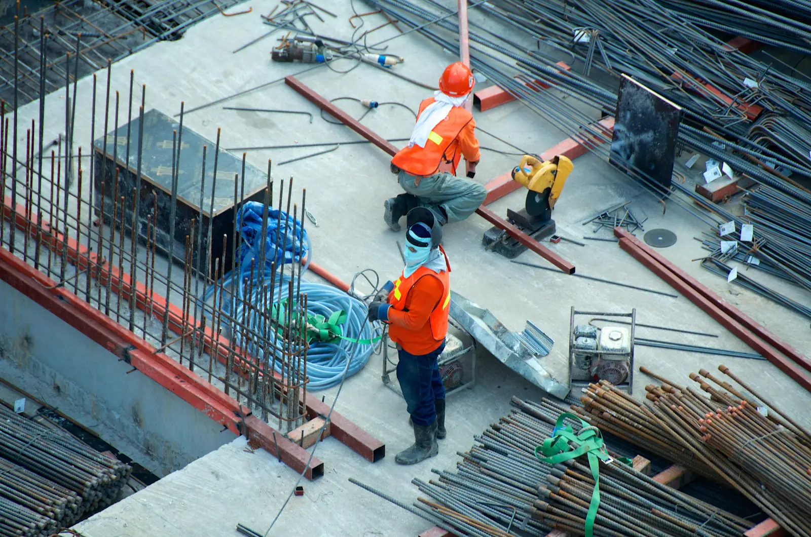 Chantier de construction avec grue, lumière du soir