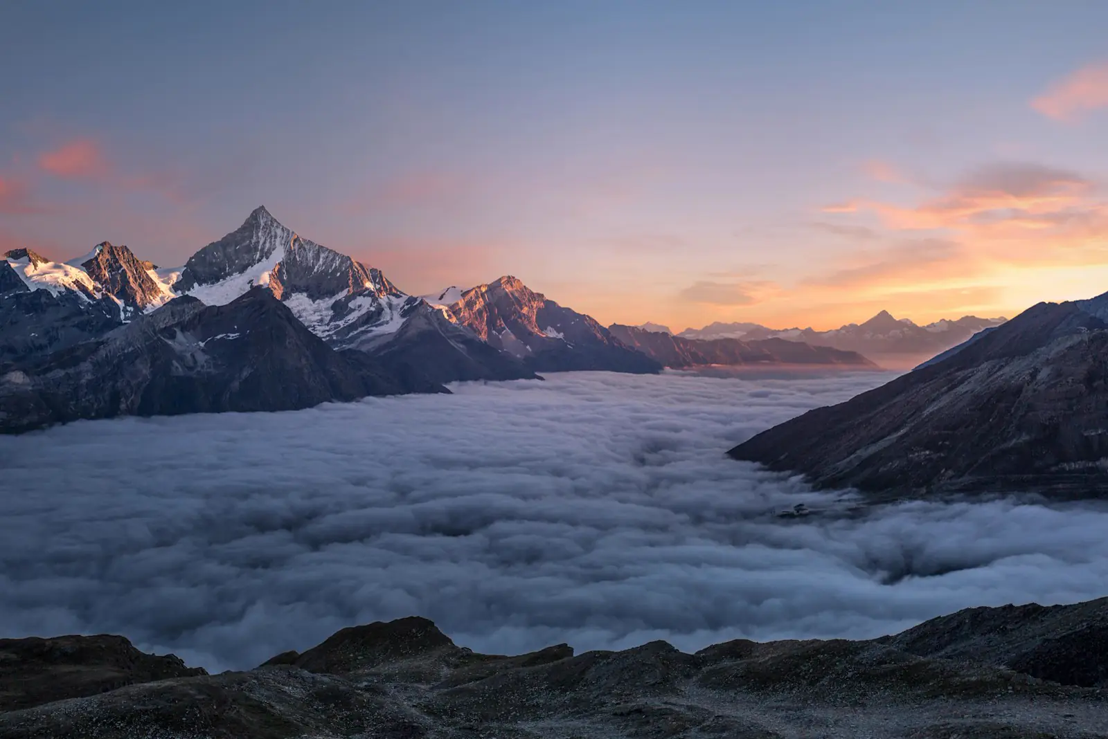 Sommets enneigés des Alpes au-dessus des nuages, Megève